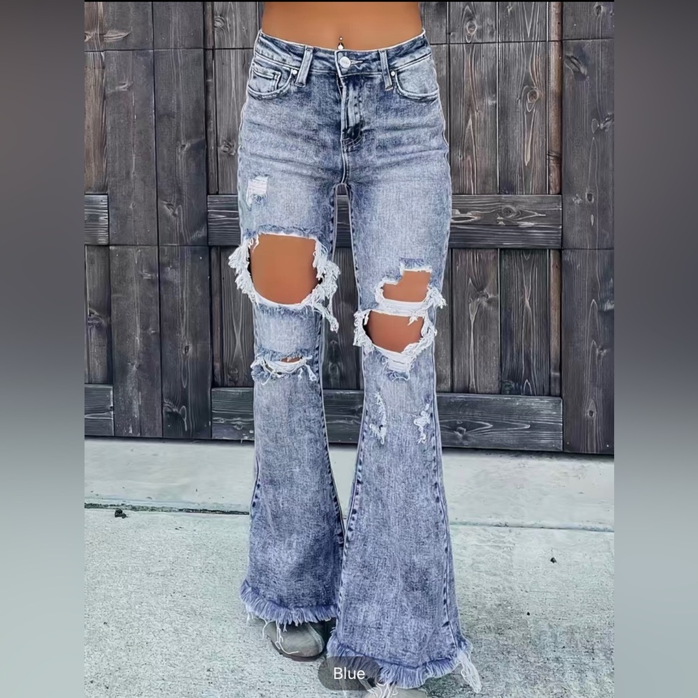 Raw hem flare jeans distressed. Sizes 4,6,8/10, and 12 available
